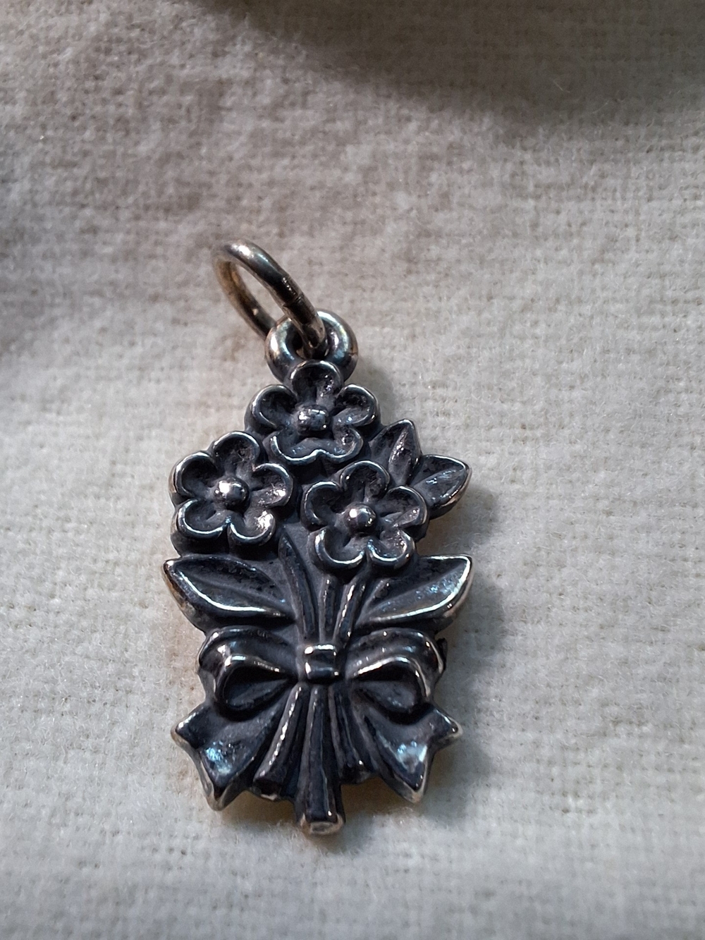 James Avery Silver Bouquet Of Flowers Charm (New With Box) - Picture 6 of 8